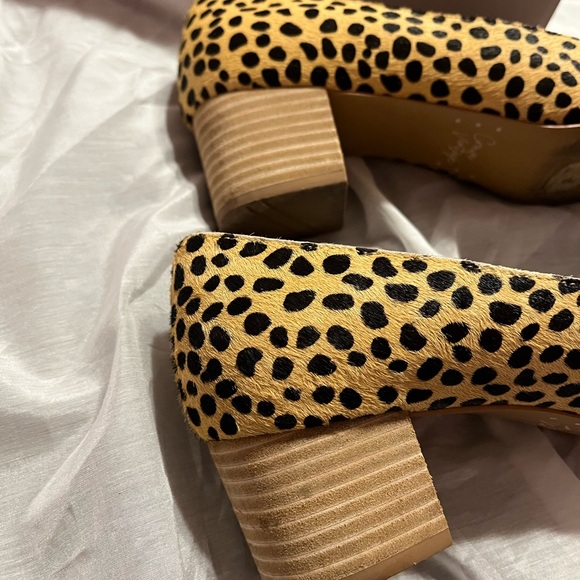 Crown Vintage Cheetah Print Block Heel Pumps - Picture 7 of 9